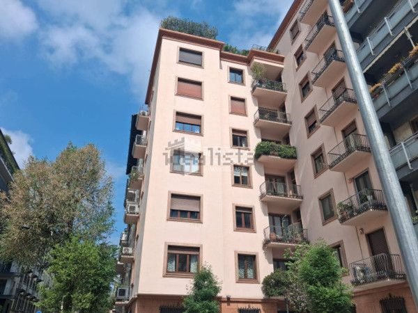 appartamento in vendita a Milano in zona Sant'Ambrogio