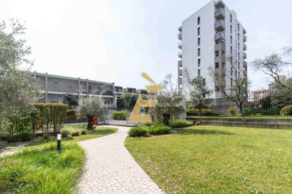 appartamento in vendita a Milano in zona Cascina dei Pomi