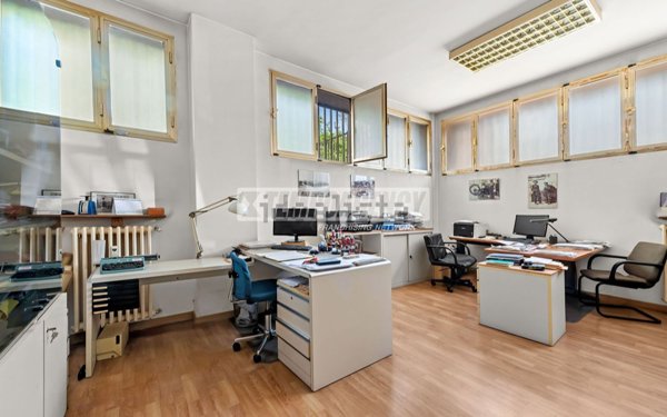 ufficio in vendita a Milano in zona Città Studi