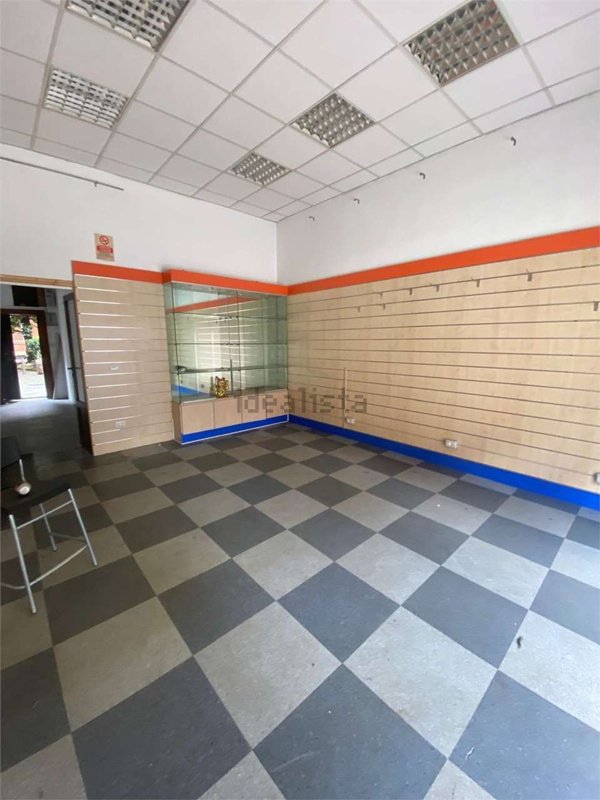 locale commerciale in vendita a Milano in zona Affori