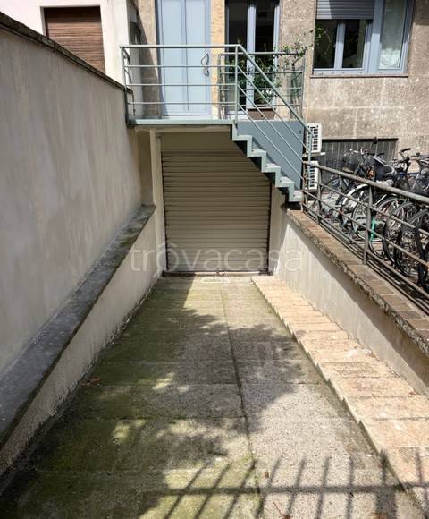 locale commerciale in vendita a Milano in zona Cascina dei Pomi