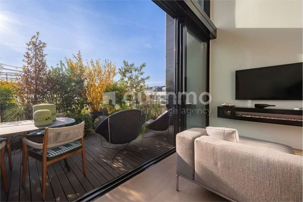 appartamento in vendita a Milano in zona Porta Nuova