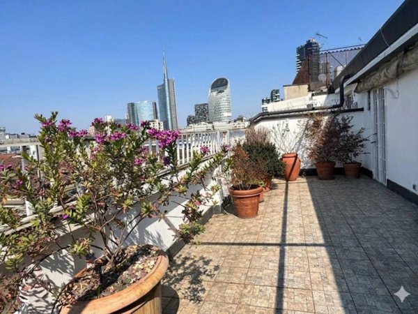 appartamento in vendita a Milano in zona Porta Nuova