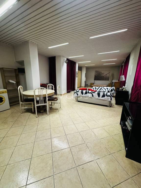 locale commerciale in vendita a Milano in zona Baggio