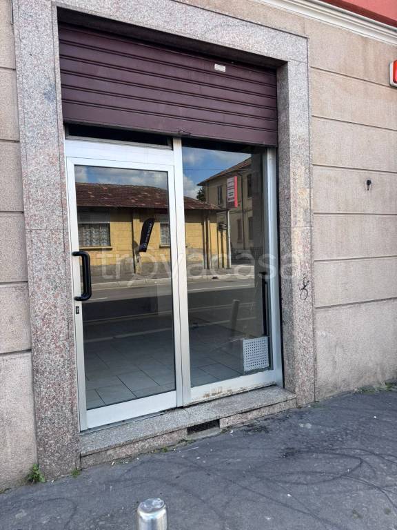 negozio in vendita a Milano in zona Gallaratese