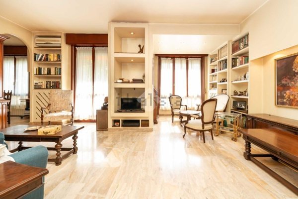 appartamento in vendita a Milano in zona Cinque Giornate