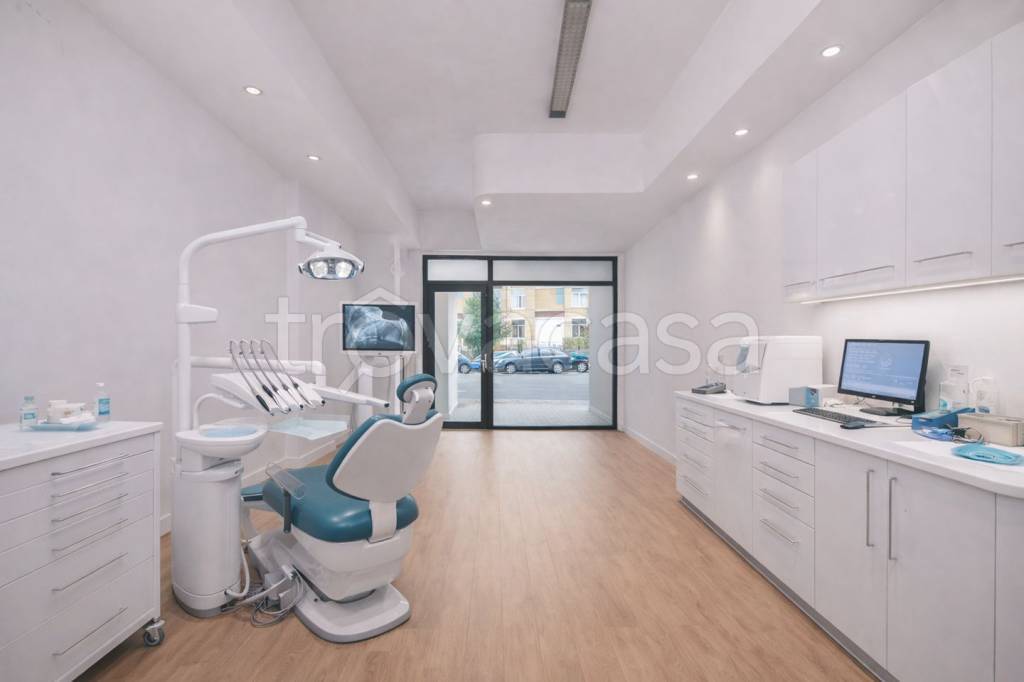 negozio in vendita a Milano in zona Rogoredo