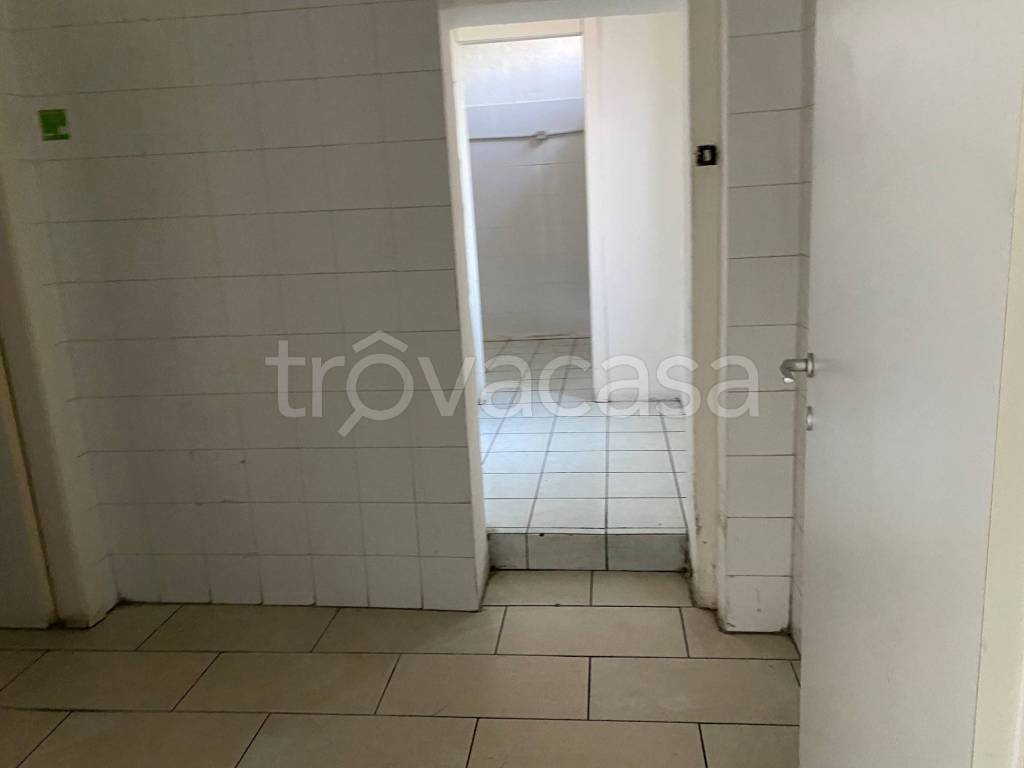 negozio in vendita a Milano in zona Gallaratese