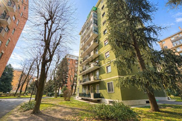 appartamento in vendita a Milano in zona Lorenteggio