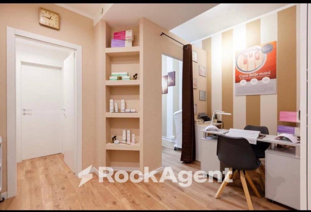 negozio in vendita a Milano in zona Porta Vigentina