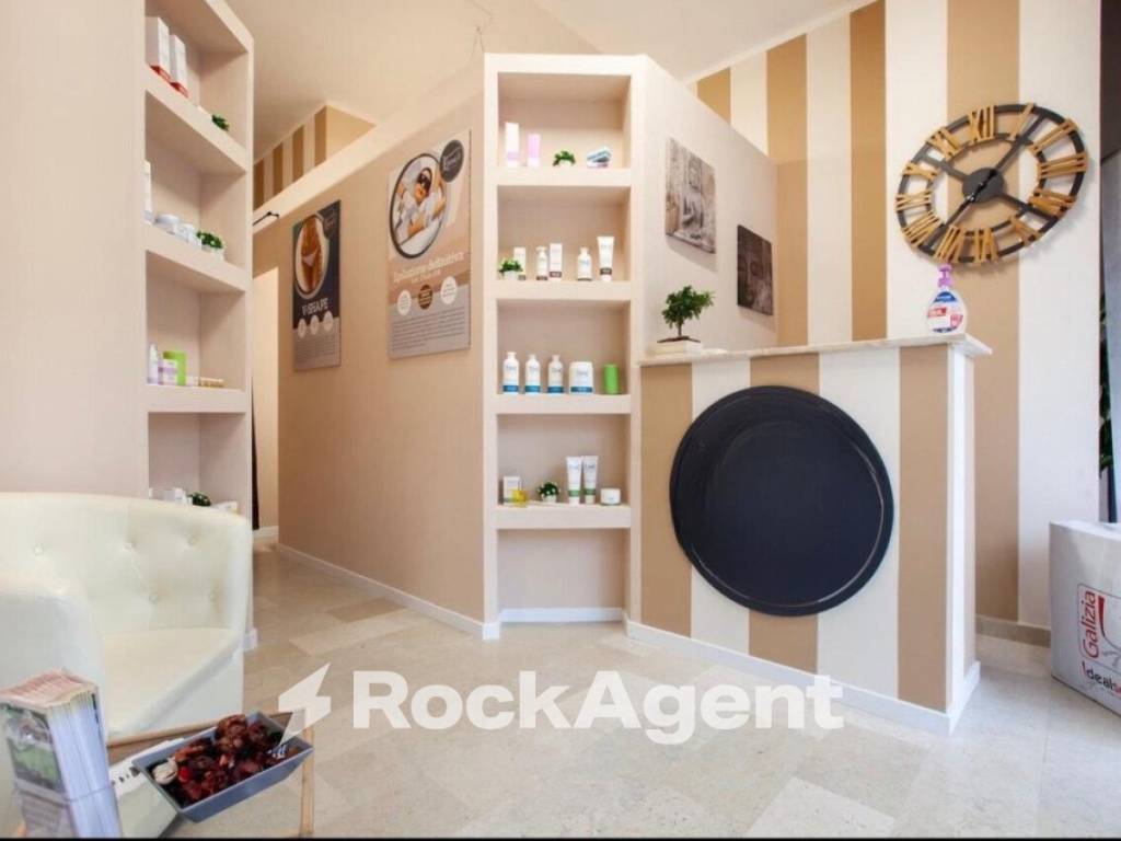 negozio in vendita a Milano in zona Porta Vigentina