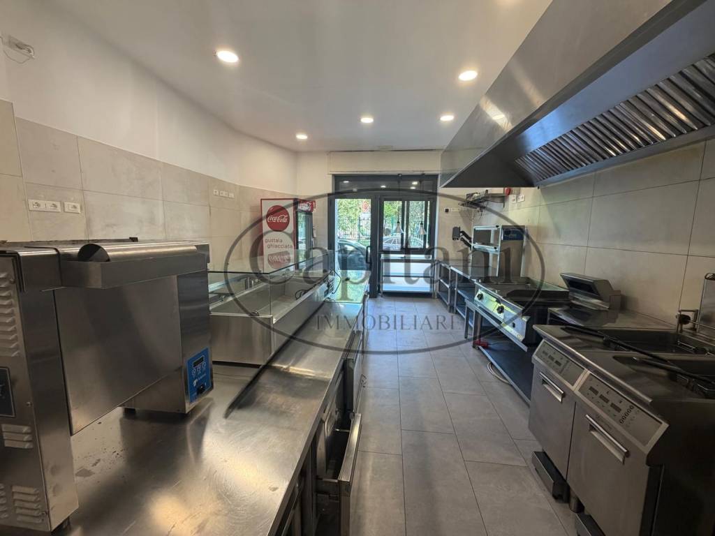 negozio in vendita a Milano in zona Centro Direzionale