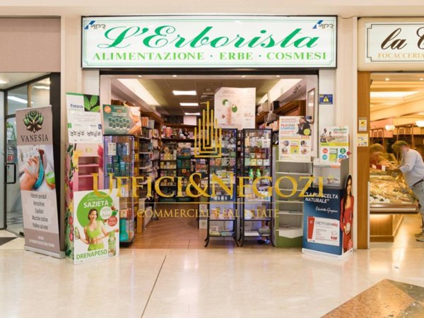 negozio in vendita a Milano in zona Trenno