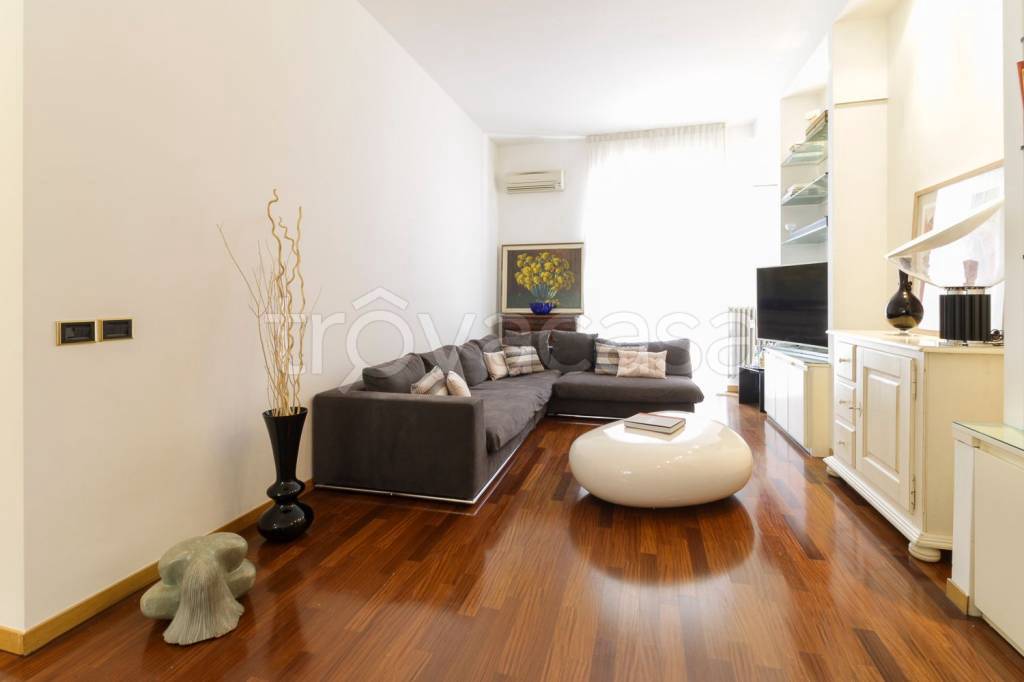 appartamento in vendita a Milano in zona Sant'Ambrogio
