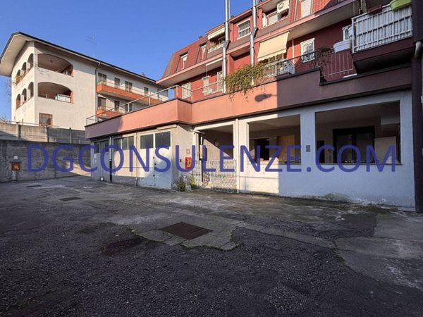 locale commerciale in vendita a Milano in zona Forlanini