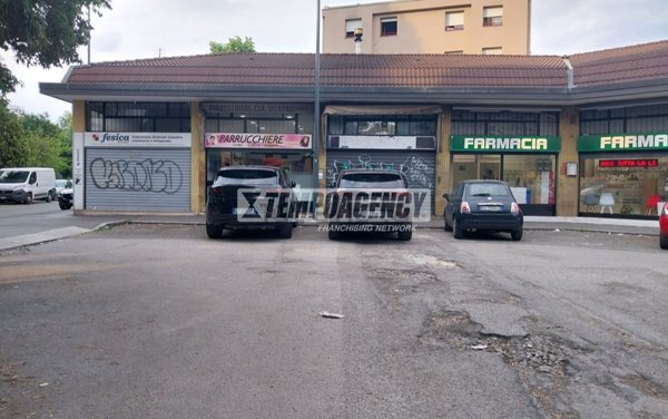 locale commerciale in vendita a Milano in zona Quarto Oggiaro