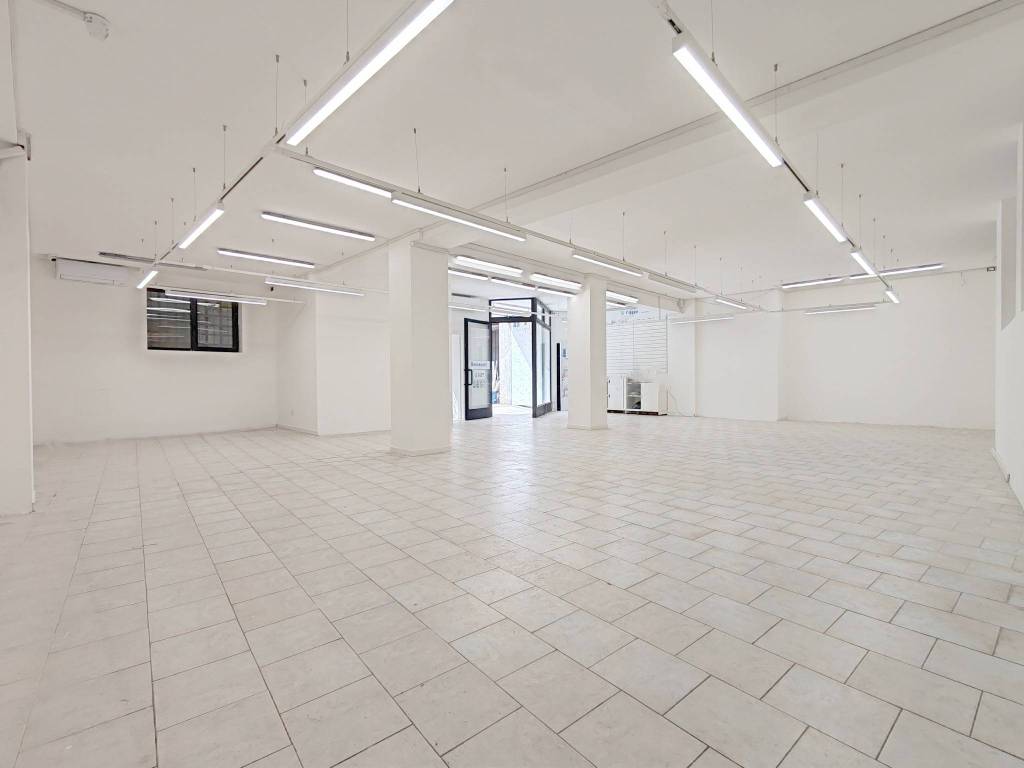 negozio in vendita a Milano in zona Guastalla
