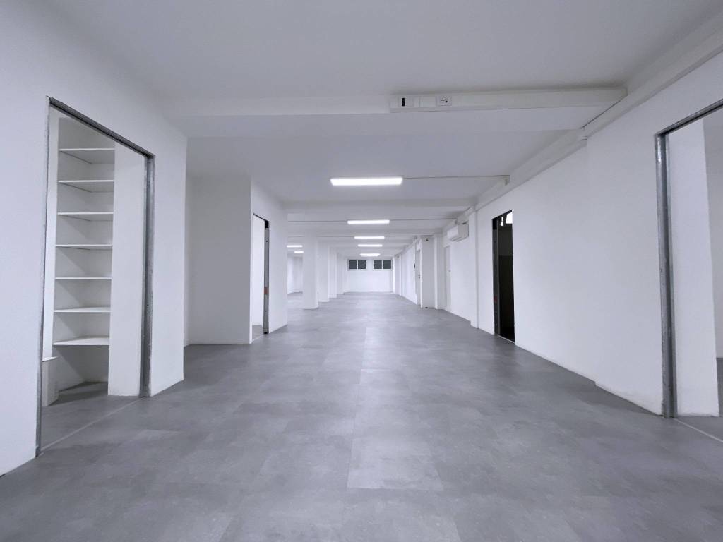 locale commerciale in vendita a Milano in zona Centro Direzionale