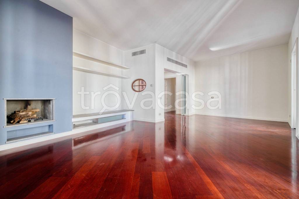 appartamento in vendita a Milano in zona Sant'Ambrogio