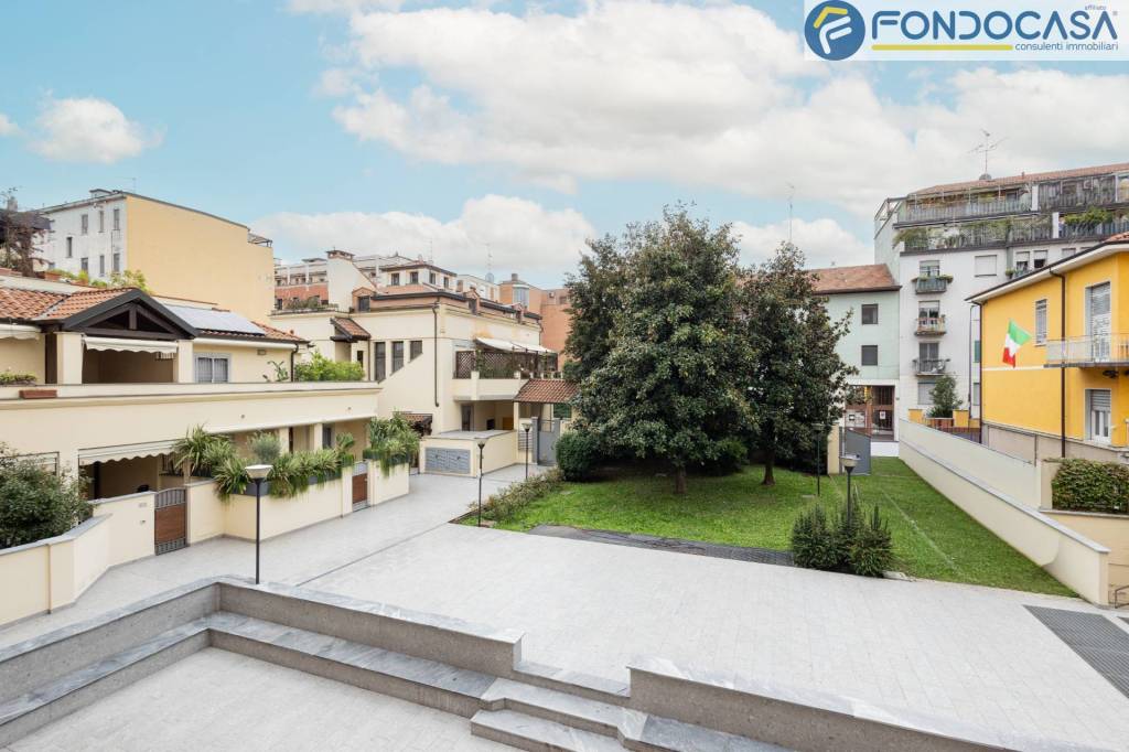 appartamento in vendita a Milano in zona Bocconi