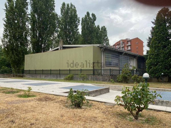 capannone in vendita a Milano in zona Baggio