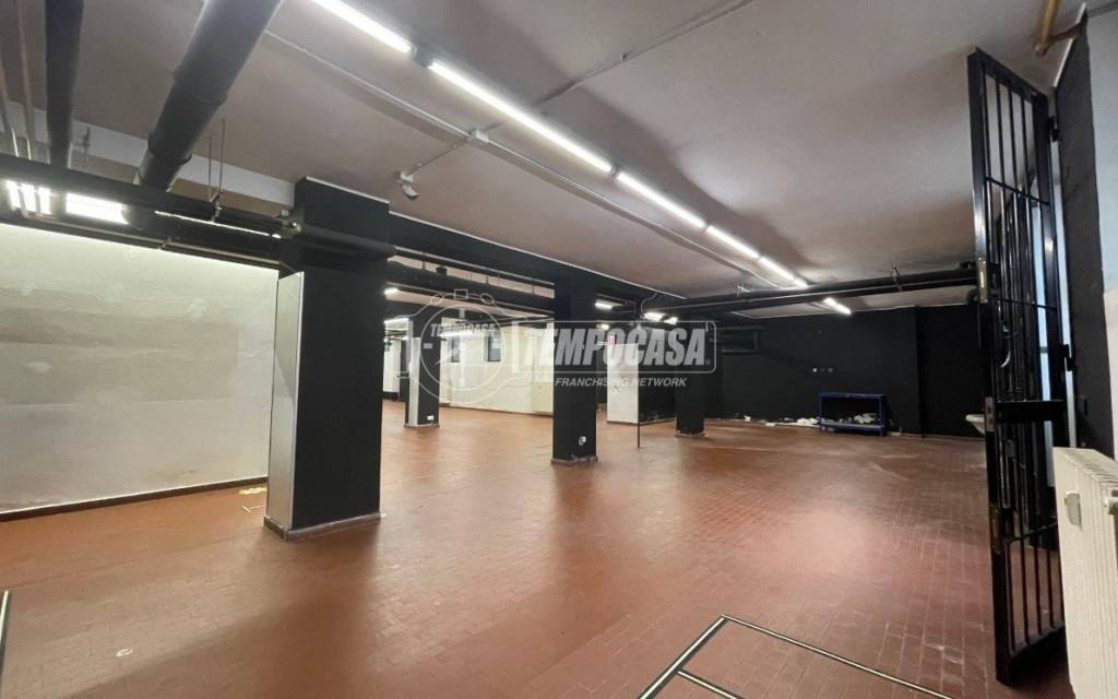 locale commerciale in vendita a Milano in zona Crescenzago