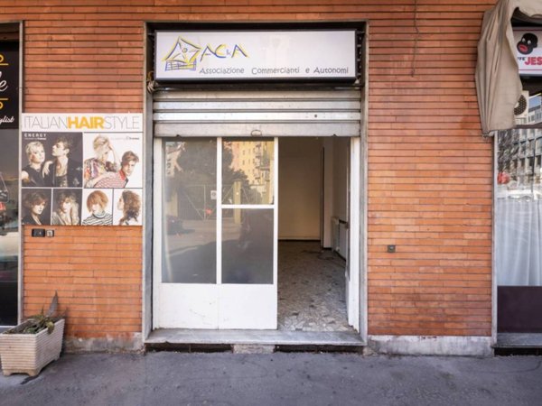 negozio in vendita a Milano in zona Trenno