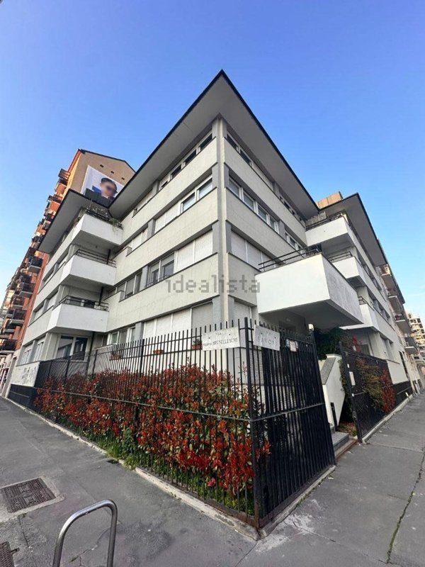 appartamento in vendita a Milano in zona Lorenteggio