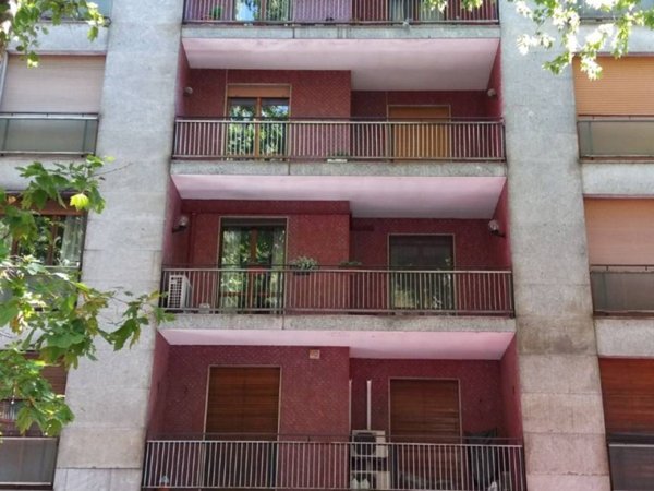negozio in vendita a Milano in zona Barona