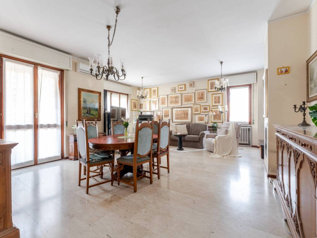 appartamento in vendita a Milano in zona Adriano
