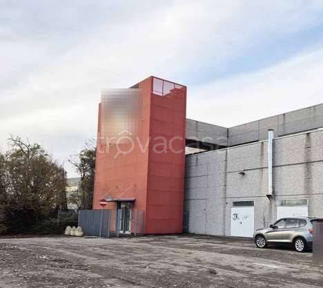 negozio in vendita a Milano in zona Baggio
