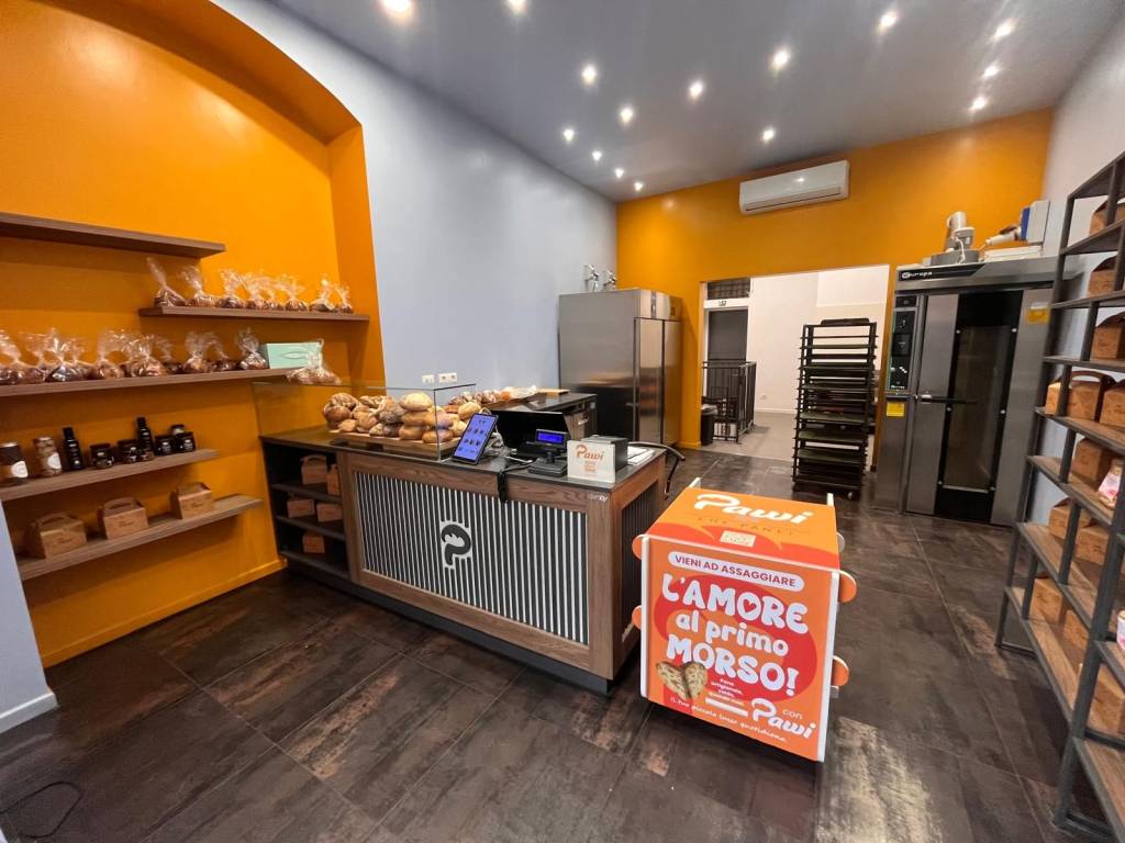 negozio in vendita a Milano in zona Guastalla