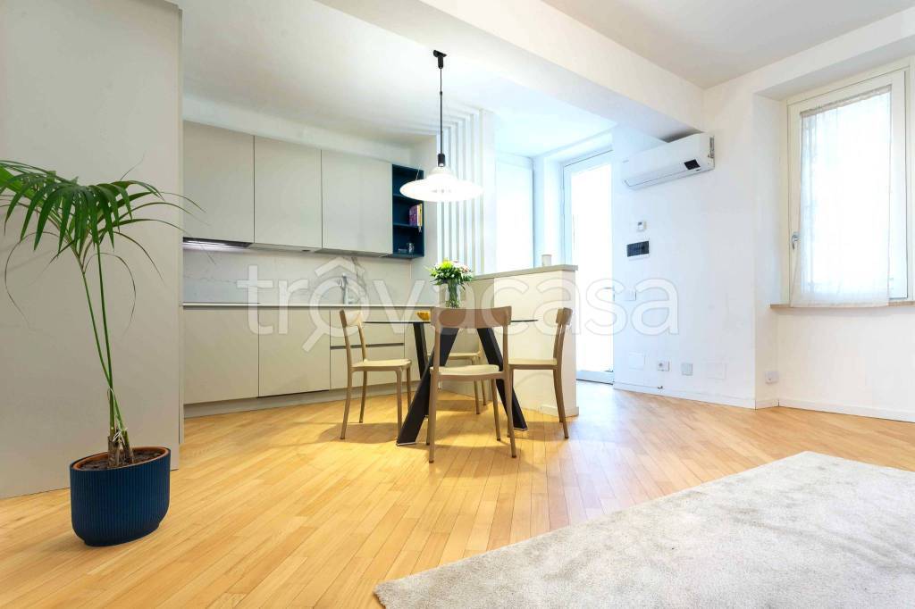 appartamento in vendita a Milano in zona Bullona