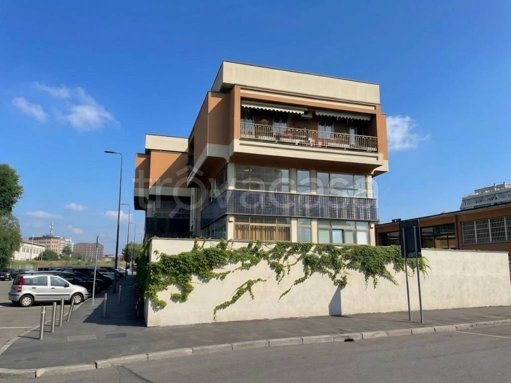appartamento in vendita a Milano in zona Famagosta