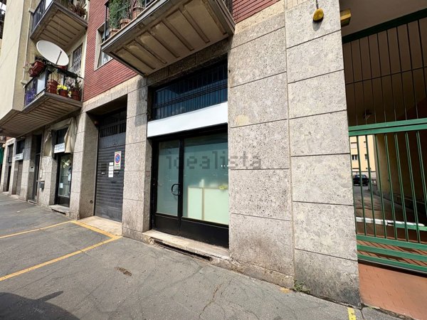locale commerciale in vendita a Milano in zona Lorenteggio