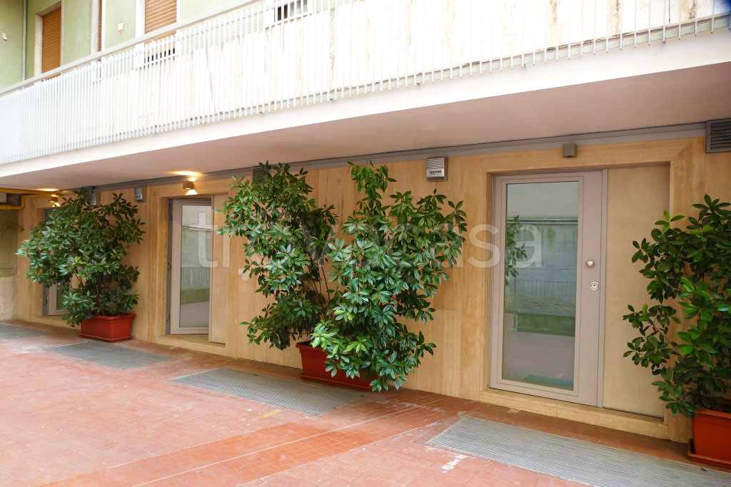 ufficio in vendita a Milano in zona Porta Genova