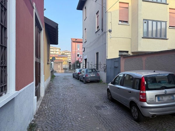 casa indipendente in vendita a Milano in zona Baggio