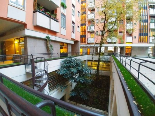 locale commerciale in vendita a Milano in zona Porta Garibaldi