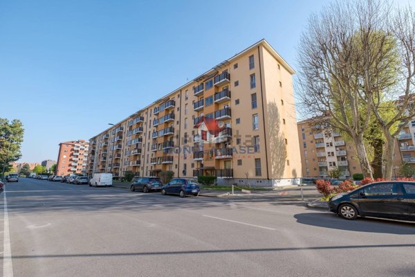 appartamento in vendita a Milano in zona Gallaratese