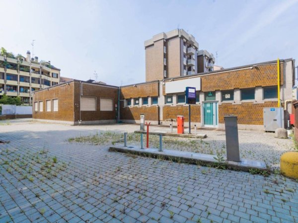 locale commerciale in vendita a Milano in zona Piazzale Lodi