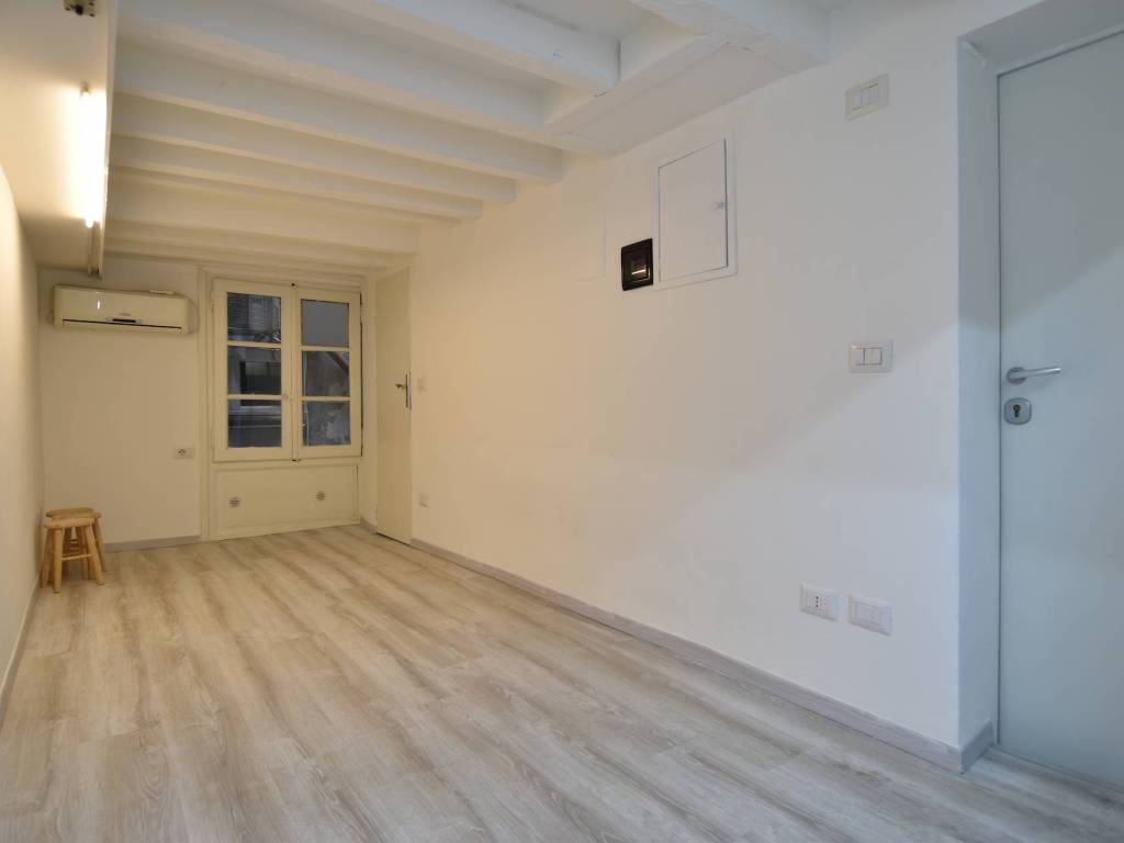 locale commerciale in vendita a Milano