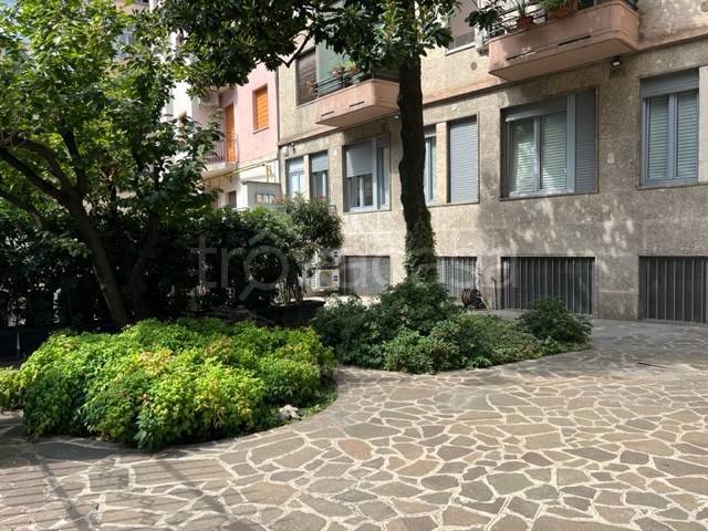 locale commerciale in vendita a Milano in zona Cascina dei Pomi