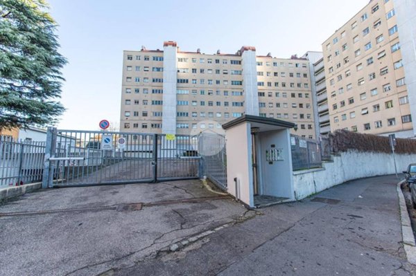 negozio in vendita a Milano in zona Quarto Cagnino