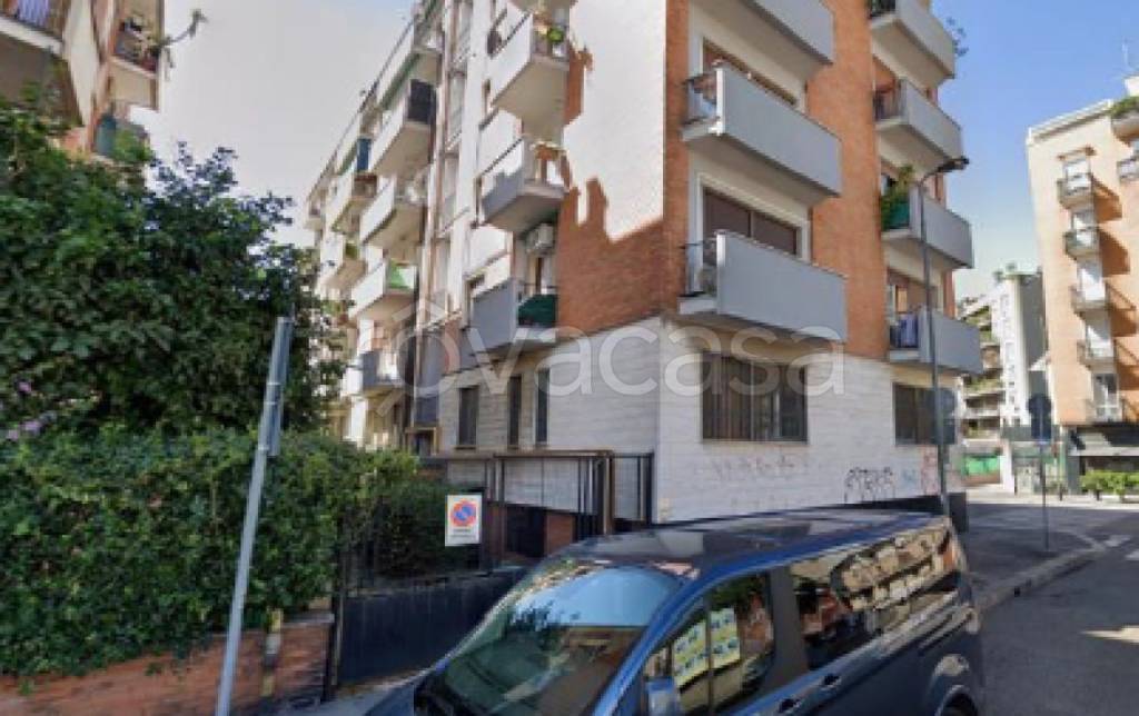 locale commerciale in vendita a Milano in zona Cascina dei Pomi