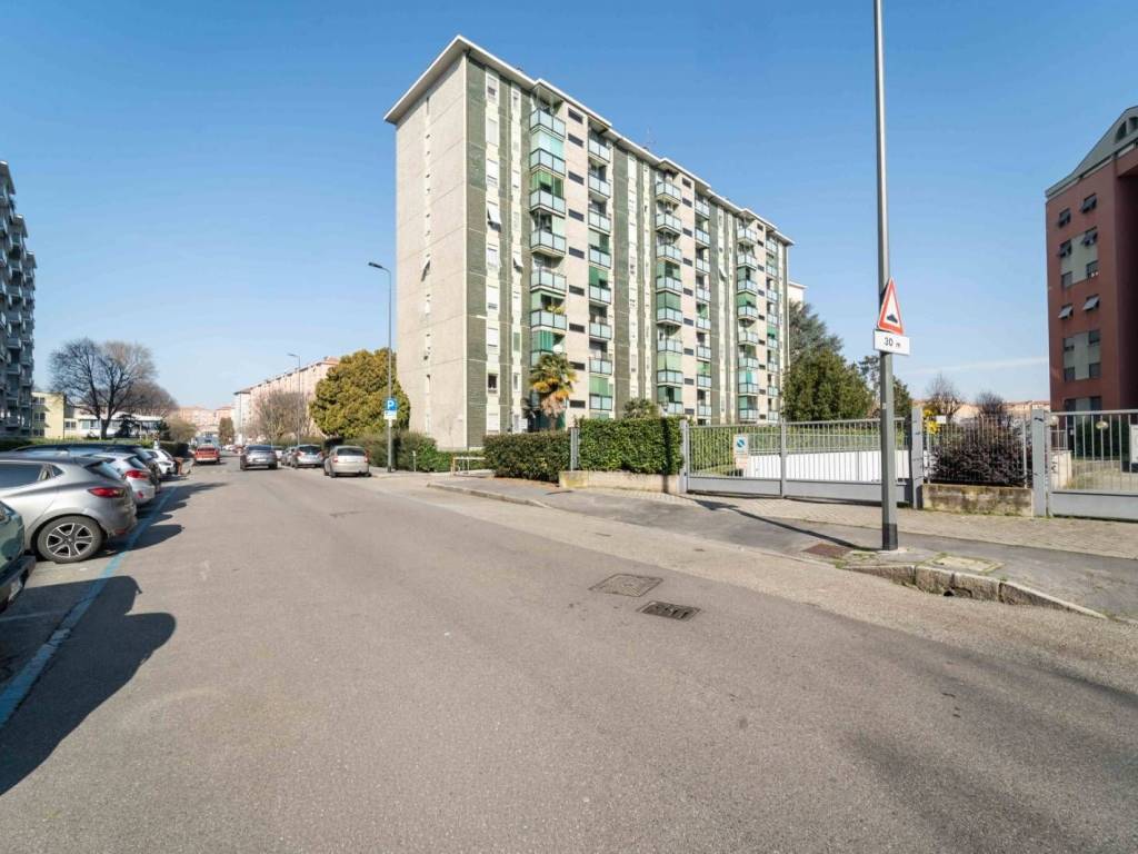 appartamento in vendita a Milano in zona Gallaratese