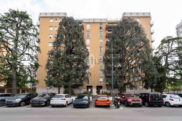 appartamento in vendita a Milano in zona Lorenteggio
