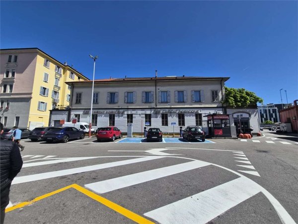 ufficio in vendita a Milano in zona Piazzale Lodi