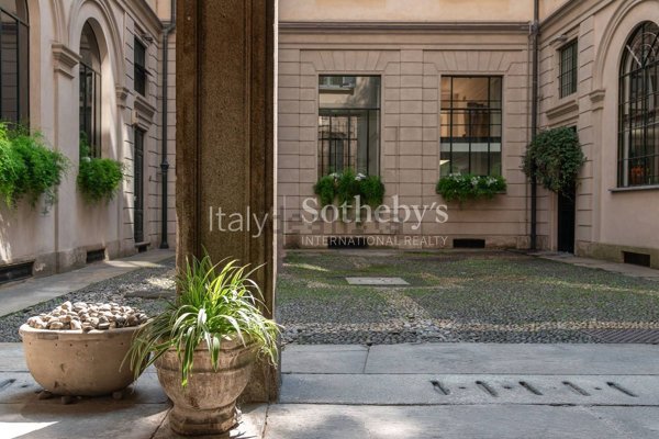 ufficio in vendita a Milano in zona Guastalla