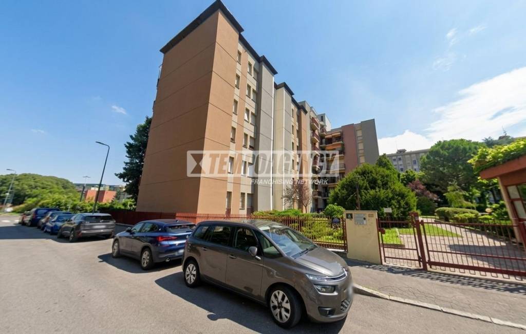 appartamento in vendita a Milano in zona Famagosta