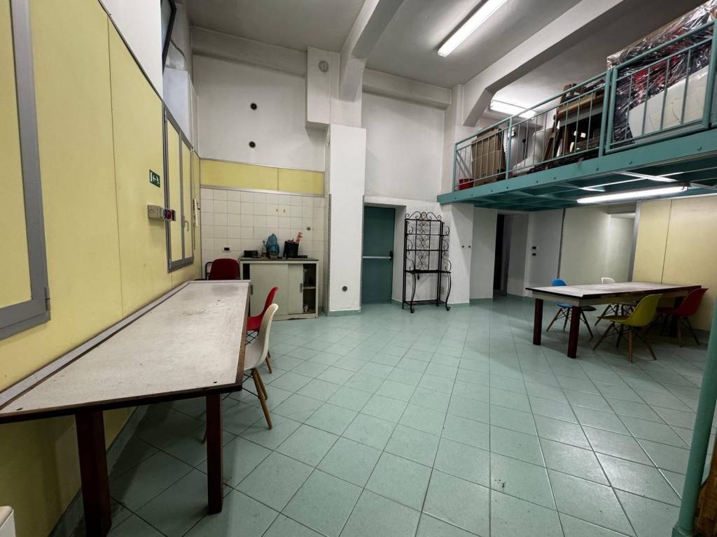 locale commerciale in vendita a Milano in zona Città Studi